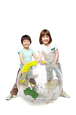 포토 JPG 스튜디오촬영 전신 서양인 외국인 백인 해외기획촬영 학생 라이프스타일 여자 2011년태국 어린이교육 교육 남자 어린이라이프 초등학생 어린이 공 놀이 실내 서기 미소 웃음 누끼 사람 동양인 인종 소녀 소년 두명 앞모습 10대 캐주얼 친구 글로벌 장난감 지구본 놀이용품 우정 공놀이 십대만 국내포토 옷 뷰포인트 관계 모션 청소년 표정 내부 생활 오브젝트 파일형식