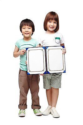 포토 JPG 스튜디오촬영 전신 서양인 외국인 백인 해외기획촬영 학생 라이프스타일 여자 2011년태국 어린이교육 교육 남자 어린이라이프 초등학생 어린이 실내 서기 미소 웃음 들기 누끼 사람 동양인 인종 소녀 소년 두명 앞모습 10대 캐주얼 친구 우정 수상_상을받음 상 상패 표창 우등생 십대만 국내포토 옷 무기 뷰포인트 관계 모션 청소년 표정 내부 생활 상_우승 파일형식