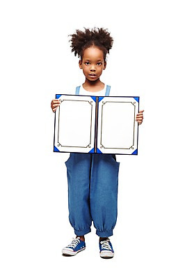 포토 JPG 스튜디오촬영 전신 서양인 외국인 해외기획촬영 학생 라이프스타일 여자 2011년태국 어린이교육 교육 어린이라이프 초등학생 어린이 흑인 실내 한명 서기 들기 누끼 사람 소녀 앞모습 10대 캐주얼 수상_상을받음 상 상패 멜빵바지 표창 우등생 여자만 여자한명만 소녀만 국내포토 1 옷 무기 뷰포인트 바지 모션 청소년 인종 내부 생활 상_우승 멜빵 어린이만 파일형식