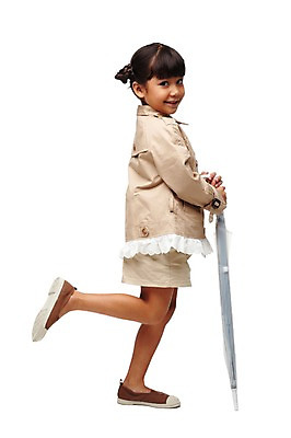 포토 JPG 스튜디오촬영 전신 외국인 해외기획촬영 학생 라이프스타일 잡화 여자 2011년태국 어린이라이프 초등학생 어린이 포즈 우산 모션 실내 한명 서기 미소 웃음 들기 누끼 사람 동양인 소녀 옆모습 10대 캐주얼 치마 트렌치코트 다리들기 여자만 여자한명만 소녀만 국내포토 1 옷 뷰포인트 청소년 하의 표정 인종 내부 생활 코트 어린이만 파일형식