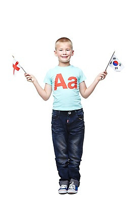 포토 JPG 스튜디오촬영 전신 서양인 외국인 백인 해외기획촬영 학생 라이프스타일 2011년태국 교육 남자 나라 어린이라이프 초등학생 어린이 캠페인 영국 한국 실내 한명 서기 미소 웃음 들기 누끼 사람 소년 앞모습 10대 캐주얼 깃발 국기 보호 태극기 친목 외교 잉글랜드국기 남자만 남자한명만 십대만 십대남자만 십대남자한명만 국내포토 1 옷 유럽 아시아 뷰포인트 컨셉 모션 청소년 표정 인종 내부 생활 파일형식