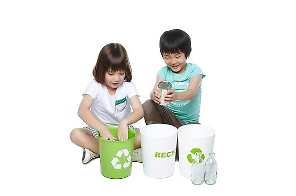 포토 JPG 스튜디오촬영 전신 서양인 외국인 백인 해외기획촬영 학생 라이프스타일 여자 2011년태국 교육 남자 어린이라이프 초등학생 어린이 캠페인 유리병 실내 통 미소 웃음 들기 누끼 사람 앉기 동양인 소녀 소년 두명 앞모습 10대 캐주얼 친구 자연보호 환경 그린캠페인 재활용 쓰레기통 캔 보호 병 버리기 에코 분리수거 십대만 그린슈머 국내포토 식기 옷 뷰포인트 컨셉 관계 모션 청소년 자연 병_용기 표정 인종 내부 생활 친환경 파일형식