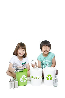 포토 JPG 스튜디오촬영 전신 서양인 외국인 백인 해외기획촬영 학생 라이프스타일 여자 2011년태국 교육 남자 어린이라이프 초등학생 어린이 캠페인 유리병 실내 통 미소 웃음 들기 누끼 사람 앉기 동양인 소녀 소년 두명 앞모습 10대 캐주얼 친구 자연보호 환경 그린캠페인 재활용 쓰레기통 캔 보호 병 버리기 에코 분리수거 십대만 그린슈머 국내포토 식기 옷 뷰포인트 컨셉 관계 모션 청소년 자연 병_용기 표정 인종 내부 생활 친환경 파일형식