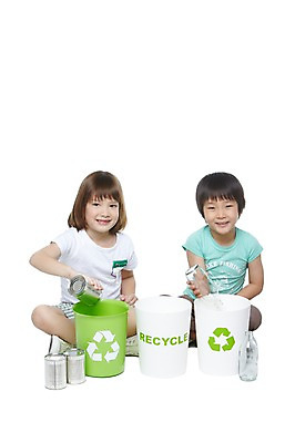 포토 JPG 스튜디오촬영 전신 서양인 외국인 백인 해외기획촬영 학생 라이프스타일 여자 2011년태국 교육 남자 어린이라이프 초등학생 어린이 캠페인 유리병 실내 통 미소 웃음 들기 누끼 사람 앉기 동양인 소녀 소년 두명 앞모습 10대 캐주얼 친구 자연보호 환경 그린캠페인 재활용 쓰레기통 캔 보호 병 버리기 에코 분리수거 십대만 그린슈머 국내포토 식기 옷 뷰포인트 컨셉 관계 모션 청소년 자연 병_용기 표정 인종 내부 생활 친환경 파일형식