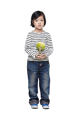 포토 JPG 스튜디오촬영 전신 외국인 나무 식물 해외기획촬영 학생 라이프스타일 여자 2011년태국 교육 어린이라이프 초등학생 어린이 캠페인 자연 실내 한명 서기 들기 누끼 사람 동양인 소녀 앞모습 10대 캐주얼 모형 자연보호 환경 그린캠페인 보호 친환경 원예 나무심기 여자만 여자한명만 소녀만 국내포토 1 옷 뷰포인트 컨셉 모션 청소년 인종 취미 내부 생활 생태계 심기 어린이만 파일형식