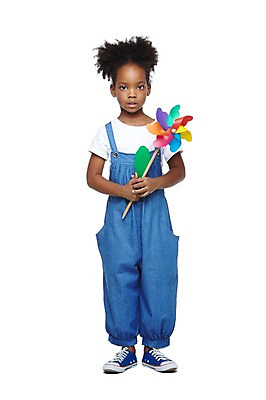 포토 JPG 스튜디오촬영 전신 서양인 외국인 해외기획촬영 학생 라이프스타일 여자 2011년태국 교육 어린이라이프 초등학생 어린이 캠페인 흑인 실내 한명 서기 들기 누끼 사람 소녀 앞모습 10대 캐주얼 놀이용품 자연보호 환경 그린에너지 보호 멜빵바지 바람개비 여자만 여자한명만 소녀만 국내포토 1 옷 뷰포인트 컨셉 바지 모션 청소년 자연 인종 내부 생활 에너지 멜빵 오브젝트 어린이만 파일형식