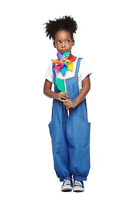 포토 JPG 스튜디오촬영 전신 서양인 외국인 해외기획촬영 학생 라이프스타일 응시 여자 2011년태국 교육 어린이라이프 초등학생 어린이 캠페인 흑인 실내 한명 서기 들기 누끼 사람 소녀 앞모습 10대 캐주얼 놀이용품 자연보호 환경 그린에너지 보호 멜빵바지 바람개비 여자만 여자한명만 소녀만 국내포토 1 시선 옷 뷰포인트 컨셉 바지 모션 청소년 자연 인종 내부 생활 에너지 멜빵 오브젝트 어린이만 파일형식