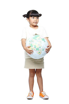 포토 JPG 스튜디오촬영 전신 외국인 해외기획촬영 학생 라이프스타일 응시 여자 2011년태국 교육 어린이라이프 지구 초등학생 어린이 캠페인 실내 한명 서기 들기 누끼 사람 동양인 소녀 앞모습 10대 캐주얼 치마 지구본 자연보호 환경 그린캠페인 보호 친환경 여자만 여자한명만 소녀만 국내포토 1 시선 옷 뷰포인트 컨셉 모션 청소년 자연 하의 인종 내부 생활 어린이만 파일형식