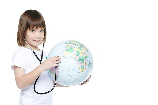 포토 JPG 스튜디오촬영 서양인 외국인 백인 해외기획촬영 학생 라이프스타일 여자 2011년태국 교육 어린이라이프 지구 초등학생 어린이 캠페인 청진기 실내 한명 들기 누끼 사람 소녀 상반신 10대 캐주얼 지구본 자연보호 환경 그린캠페인 진료 보호 친환경 여자만 여자한명만 소녀만 국내포토 1 옷 컨셉 의학 의료기기 모션 청소년 자연 인종 내부 생활 어린이만 파일형식