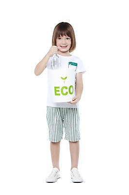 포토 JPG 스튜디오촬영 전신 서양인 외국인 백인 해외기획촬영 학생 라이프스타일 여자 2011년태국 교육 어린이라이프 초등학생 어린이 캠페인 반바지 실내 한명 서기 미소 웃음 들기 누끼 사람 소녀 앞모습 10대 캐주얼 자연보호 환경 그린캠페인 재활용 쓰레기통 보호 에코 친환경 분리수거 페트병 여자만 여자한명만 소녀만 그린슈머 국내포토 1 옷 뷰포인트 컨셉 바지 모션 청소년 자연 표정 인종 내부 생활 병_담는 어린이만 파일형식