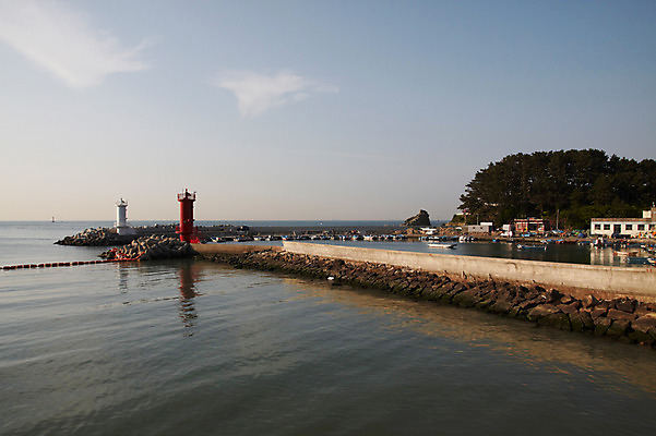 포토 JPG 주간 계절 바다 자연 한국 등대 풍경 사람없음 야외 방파제 국내포토 자연요소 공공시설 아시아 생태계 파일형식