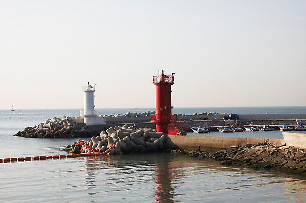 포토 JPG 주간 계절 바다 자연 한국 등대 풍경 사람없음 야외 방파제 국내포토 자연요소 공공시설 아시아 생태계 파일형식