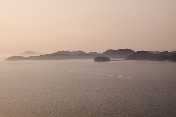 포토 JPG 주간 구름 계절 바다 수상교통 자연 산 한국 풍경 사람없음 야외 보트 운해 선박 국내포토 자연요소 아시아 교통수단 배_교통 생태계 파일형식 구름_자연