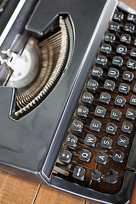 포토 JPG 해외이미지 캐릭터 종이 패턴 통신 탁자 직장 사람없음 목재 사무실 갈색 검은색 장비 수확 골동품 흰색 키보드 기록 편지 책상 타자기 구두점 정물화 키패드 해외202105 해외포토 나무 컬러 가구 무늬 농업 회사 비즈니스 재료 그림 구두상점 파일형식