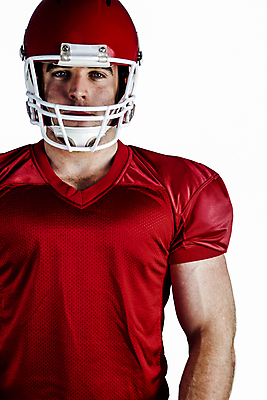 포토 JPG 해외이미지 백인 남자 스포츠 청소년 축구선수 한명 20대 빨간색 운동복 힘 찡그림 헬멧 결심 집중 흰배경 근육질 고립 심각 쿼터백 페이스페인팅 해외202105 해외포토 서양인 1 옷 컬러 백그라운드 컨셉 근육 운동선수 표정 사람 청년 축구 흰색 보호장비 몸매 파일형식