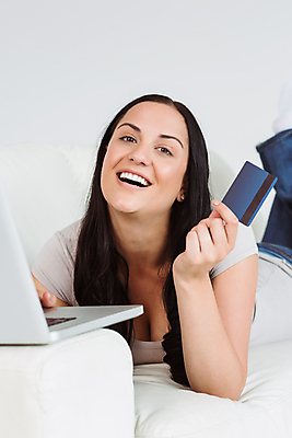 포토 JPG 해외이미지 백인 응시 여자 행복 인터넷 신체 청소년 갈색머리 한명 미소 20대 노트북 쇼핑 컴퓨터 공책 타이핑 잡기 신용카드 검은머리 자르기 무선전화기 흰배경 주기 전자 온라인쇼핑 전자상거래 고립 용돈 체크카드 해외202105 해외포토 서양인 1 헤어스타일 시선 감정 백그라운드 모션 문구용품 표정 사람 청년 금융 전자제품 흰색 전화기 온라인 파일형식