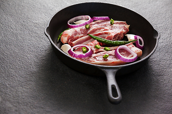 포토 JPG 해외이미지 재료 부분 고추 양파 마늘 육류 요리 사람없음 검은색 소고기 튀김 신선 양념 자르기 허브 준비 유기농 날것 레시피 로즈메리 목판 생식 개조 해외202105 해외포토 식물 웰빙 음식 컬러 채소 식재료 모션 파일형식