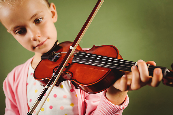 포토 JPG 해외이미지 백인 여자 어린이 악기 음악 노래 놀이 수업 취미 사람없음 학습 쪽지 소리 기구 잡기 집중 연습 바이올린 예술가 녹색배경 개발 배려 심각 해외202105 해외포토 서양인 교육 백그라운드 컨셉 모션 현악기 문화예술 사람 초록색 파일형식