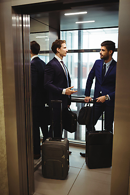 포토 JPG 해외이미지 백인 직업 라이프스타일 남자 여행 서류가방 회사 비즈니스 사업가 통신 청소년 직장 함께함 대화 서기 정장 손짓 20대 사람없음 사무실 짐 성장 잡기 비즈니스맨 고급 계획 대표 엘리베이터 스마트 동료 출장 편리함 소통 개발 지능 세련 해외202105 해외포토 서양인 옷 컨셉 가방 관계 모션 말하기 사람 청년 생활 직장인 파일형식