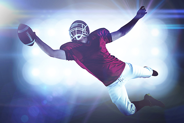 포토 JPG 해외이미지 백인 남자 스포츠 공 청소년 놀이 축구선수 한명 20대 빨간색 빛 운동복 잡기 헬멧 점수 스포트라이트 착륙 쿼터백 해외202105 해외포토 서양인 1 옷 컬러 모션 운동선수 사람 청년 축구 보호장비 파일형식