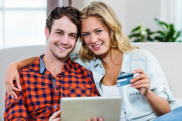 포토 JPG 해외이미지 백인 라이프스타일 커플 여자 남자 행복 거실 인터넷 가정 관계 청소년 아파트 주택 함께함 실내 20대 두명 캐주얼 쇼핑 소파 태블릿 알약 터치 신용카드 전자 온라인쇼핑 전자상거래 용돈 체크카드 터치스크린 해외202105 해외포토 서양인 옷 감정 컨셉 의자 사람 청년 내부 건물 생활 금융 전자제품 스마트기기 약 온라인 파일형식