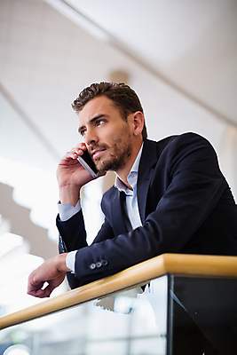 포토 JPG 해외이미지 백인 직업 라이프스타일 남자 행복 지도 회사 비즈니스 통신 난간 청소년 무선통신 스트레스 함께함 말하기 대화 서기 미소 정장 20대 사람없음 스마트폰 핸드폰 믿음 기댐 외침 잡기 비즈니스맨 좌절 연결 불안 걱정 준비 통화 경영 해외202105 해외포토 서양인 옷 감정 컨셉 모션 표정 사람 청년 생활 전자제품 스마트기기 소리 직장인 파일형식