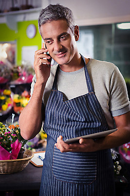 포토 JPG 해외이미지 백인 직업 라이프스타일 남자 꽃 인터넷 비즈니스 통신 무선통신 실내 말하기 대화 서기 미소 성인 사람없음 30대 스마트폰 핸드폰 태블릿 웹 앞치마 외침 잡기 작업 연결 토론 꽃집 집중 서비스 통화 질서 소매 주인 소통 마케팅 터치스크린 해외202105 해외포토 서양인 식물 컨셉 모션 표정 사람 내부 생활 장년 전자제품 스마트기기 상점 소리 예절 파일형식