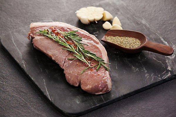 포토 JPG 해외이미지 재료 부분 마늘 육류 요리 사람없음 검은색 소고기 바위 신선 양념 맛 가루 자르기 레몬 허브 향신료 준비 유기농 날것 레시피 로즈메리 나무숟가락 목판 생식 해외202105 해외포토 식물 웰빙 컬러 컨셉 채소 과일 식재료 모션 숟가락 돌_바위 향미료 파일형식