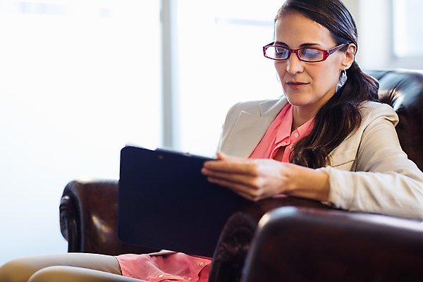 포토 JPG 해외이미지 응시 여자 40대 중년 실내 앉기 상반신 20대 성인 두명 옆모습 소파 치료사 여자만 심리치료 심리상담 해외202105 해외포토 직업 시선 뷰포인트 의자 모션 사람 청년 내부 치료 상담 심리 파일형식