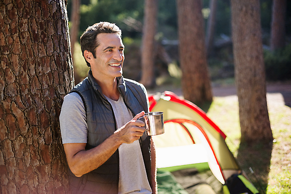 포토 JPG 해외이미지 나무 백인 그릇 공원 남자 행복 40대 중년 와인잔 자연 하늘 휴가 텐트 미소 잔디 초원 사람없음 컵 초록색 파란색 햇빛 캠핑 머그컵 흰색 시골 검은머리 캠핑장 분화구 해외202105 해외포토 서양인 식물 헤어스타일 식기 공공시설 감정 컬러 술잔 레저 표정 캠핑도구 사람 성인 태양 생태계 화산 파일형식