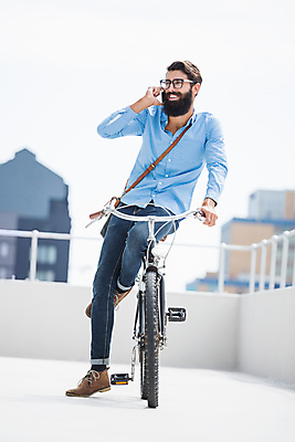 포토 JPG 해외이미지 백인 직업 남자 안경 비즈니스 통신 청소년 넥타이 무선통신 수염 말하기 대화 정장 20대 사람없음 스마트폰 핸드폰 스크린 자전거 외침 재킷 터치 발코니 잡기 작업 비즈니스맨 고급 우아함 연결 토론 스마트 통화 보여주기 소통 스타일 힙스터 세련 해외202105 해외포토 서양인 잡화 옷 패션 컨셉 모션 사람 청년 전자제품 스마트기기 바이크 소리 외투 직장인 파일형식