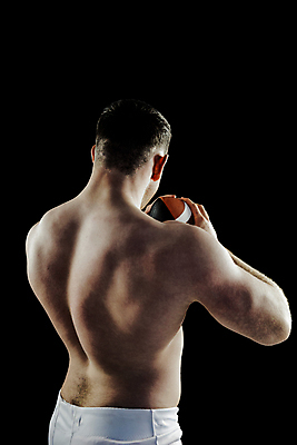 포토 JPG 해외이미지 백인 남자 스포츠 공 청소년 검은배경 축구선수 탈의 한명 20대 힘 잡기 결심 집중 근육질 고립 심각 쿼터백 페이스페인팅 해외202105 해외포토 서양인 1 백그라운드 컨셉 모션 근육 운동선수 사람 청년 검은색 축구 몸매 파일형식