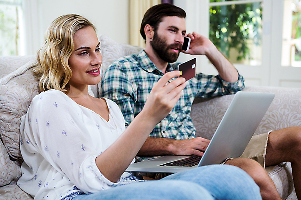 포토 JPG 해외이미지 백인 라이프스타일 커플 여자 남자 거실 통신 가정 청소년 주택 실내 대화 앉기 20대 성인 취미 두명 캐주얼 30대 노트북 쇼핑 소파 잡기 신용카드 연결 무선전화기 온라인쇼핑 전자상거래 용돈 체크카드 해외202105 해외포토 서양인 옷 의자 관계 모션 말하기 사람 청년 내부 건물 생활 장년 금융 전자제품 전화기 온라인 파일형식