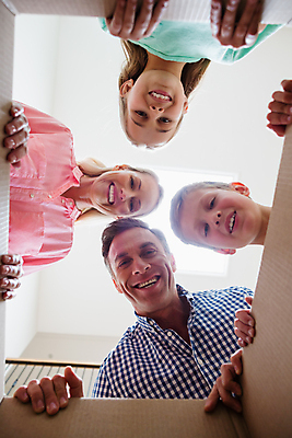 포토 JPG 해외이미지 백인 라이프스타일 여자 남자 딸 행복 아들 어린이 40대 중년 가정 가족 관계 모션 포옹 엄마 부동산 아파트 주택 소년 사람없음 캐주얼 상자 잡기 아빠 재산 만족 패키지 열광 언니 남동생 집주인 천진난만 해외202105 해외포토 서양인 옷 감정 컨셉 안기 사람 성인 건물 생활 금융 자매 동생 주인 파일형식