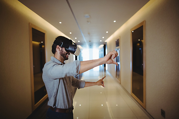 포토 JPG 해외이미지 서양인 남자 비즈니스 실내 한명 상반신 성인 옆모습 착용 가상현실 성인남자한명만 오큘러스 VR기기 해외202105 해외포토 외국인 1 뷰포인트 사람 내부 기계 남자한명만 성인남자만 파일형식