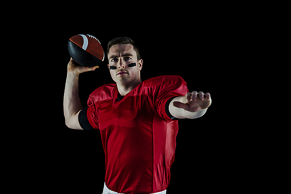 포토 JPG 해외이미지 백인 남자 스포츠 공 청소년 검은배경 축구선수 그림자 한명 20대 빨간색 운동복 잡기 던지기 찡그림 헬멧 통과 고립 심각 쿼터백 페이스페인팅 헹가래 해외202105 해외포토 서양인 1 옷 컬러 백그라운드 컨셉 모션 운동선수 표정 사람 청년 검은색 축구 축하 보호장비 파일형식