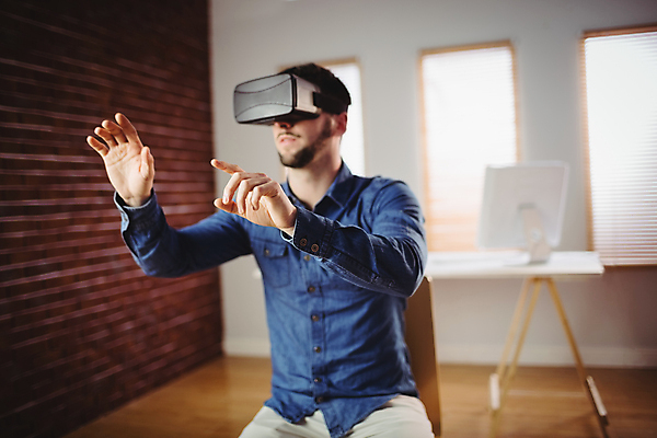 포토 JPG 해외이미지 서양인 남자 의자 비즈니스 실내 한명 앉기 상반신 성인 앞모습 가리킴 착용 가상현실 성인남자한명만 오큘러스 VR기기 해외202105 해외포토 외국인 1 뷰포인트 가구 모션 사람 손짓 내부 기계 남자한명만 성인남자만 파일형식