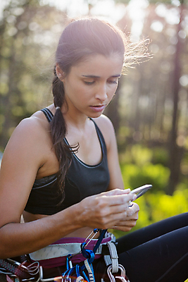 포토 JPG 해외이미지 나무 백인 라이프스타일 공원 여자 밧줄 청소년 자연 건강 앉기 잔디 초원 20대 사람없음 야외 초록색 운동 환경 등산 장비 탐험 도전 시골 모험가 집중 기어 배려 심각 해외202105 해외포토 서양인 식물 공공시설 줄 컬러 컨셉 모션 사람 청년 생활 트래킹 생태계 파일형식