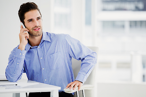 포토 JPG 해외이미지 백인 직업 라이프스타일 남자 종이 의자 회사 비즈니스 사업가 통신 청소년 무선통신 직장 실내 말하기 대화 한명 미소 앉기 20대 스마트폰 핸드폰 사무실 펜 외침 잡기 작업 비즈니스맨 고급 연결 대표 토론 스마트 책상 문서 통화 소통 경영 정중 스타일 세련 해외202105 해외포토 서양인 1 가구 컨셉 모션 표정 사람 청년 내부 생활 전자제품 스마트기기 필기구 소리 직장인 파일형식