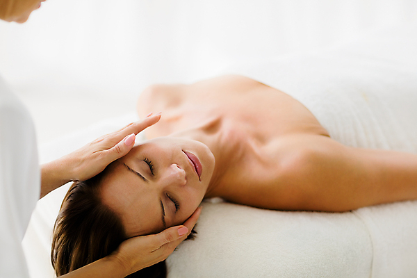 포토 JPG 해외이미지 백인 손 웰빙 여자 중년 50대 휴식 실내 한명 상반신 성인 신체부위 30대 수건 눕기 스파 마사지 테라피 안마사 중년여자한명만 해외202105 해외포토 서양인 1 컨셉 모션 사람 내부 장년 위생용품 뷰티 여자한명만 중년여자만 파일형식