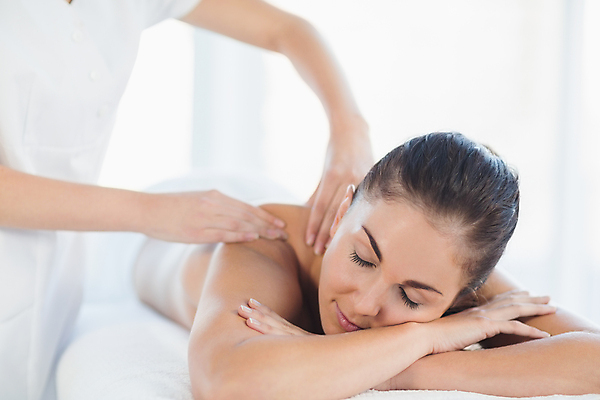 포토 JPG 해외이미지 백인 손 여자 엎드리기 휴식 실내 한명 상반신 20대 성인 신체부위 스파 마사지 마사지사 테라피 안마사 성인여자한명만 해외202105 해외포토 서양인 직업 1 컨셉 모션 사람 청년 내부 뷰티 여자한명만 성인여자만 파일형식