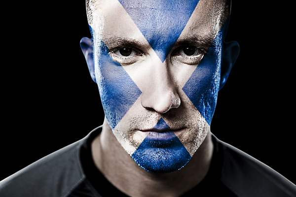 포토 JPG 해외이미지 라이프스타일 스포츠 건강 사람없음 검은색 럭비 힘 깃발 자신감 결심 근육질 심각 운동가 페이스페인팅 스코틀랜드 해외202105 해외포토 감정 컬러 컨셉 근육 영국 생활 구기 몸매 파일형식