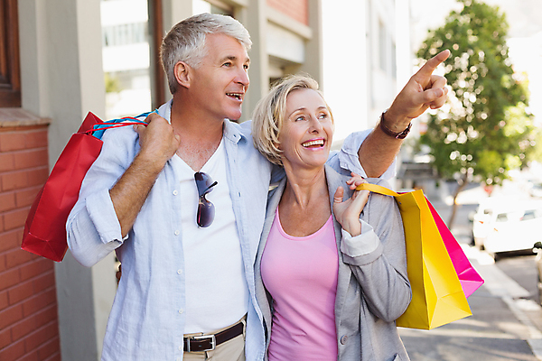 포토 JPG 해외이미지 백인 라이프스타일 손 커플 여자 노년 남자 행복 중년 50대 손가락 관계 함께함 사랑 서기 야외 두명 금발 쇼핑백 걷기 맑음 가리킴 잡기 은퇴 고객 사인 시티라이프 보여주기 소매 쇼퍼홀릭 해외202105 해외포토 서양인 헤어스타일 감정 컨셉 가방 모션 날씨 사람 손짓 성인 생활 신체부위 파일형식