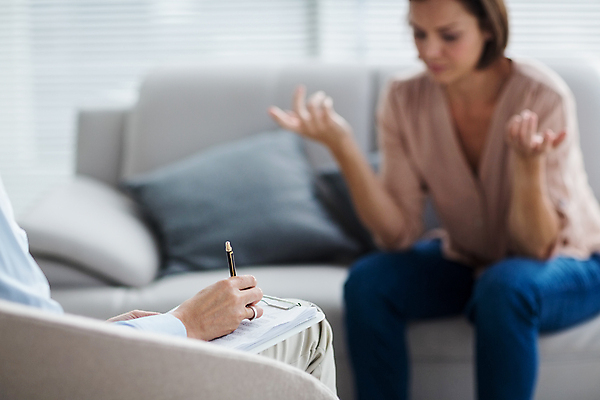 포토 JPG 해외이미지 백인 손 응시 여자 실내 대화 한명 들기 앉기 손짓 상반신 성인 앞모습 아웃포커스 신체부위 30대 소파 펜 기록 위로 서류판 치료사 성인여자한명만 심리치료 심리상담 해외202105 해외포토 서양인 직업 1 시선 뷰포인트 의자 모션 촬영기법 말하기 사람 내부 치료 장년 필기구 사무용품 상담 심리 여자한명만 성인여자만 파일형식