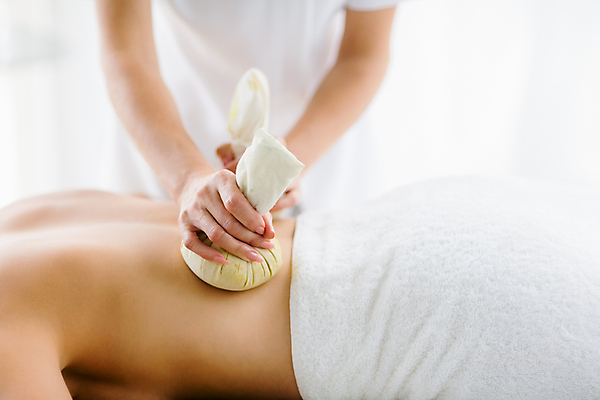 포토 JPG 해외이미지 백인 라이프스타일 손 여자 엎드리기 중년 50대 휴식 실내 한명 상반신 성인 신체부위 30대 수건 스파 씻기 허브 마사지사 성인여자한명만 해외202105 해외포토 서양인 식물 직업 1 컨셉 모션 사람 내부 생활 장년 위생용품 청결 마사지 여자한명만 성인여자만 파일형식