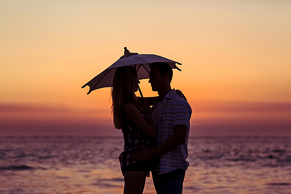 포토 JPG 해외이미지 라이프스타일 커플 포즈 관계 포옹 휴가 함께함 따뜻함 사랑 한명 야외 캐주얼 햇빛 일몰 우정 낭만 자유 양산 도피 무료 해외202105 해외포토 1 옷 감정 컨셉 안기 사람 생활 친구 태양 노을 파일형식