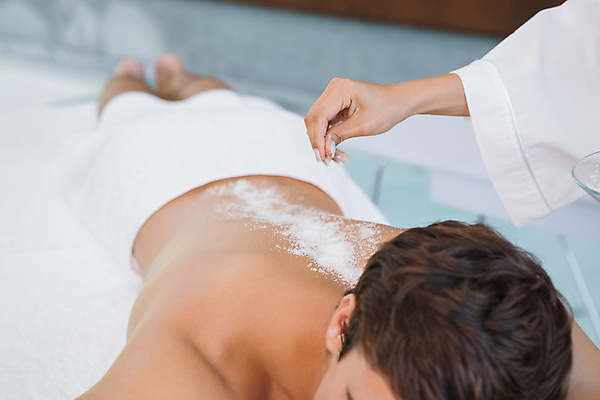 포토 JPG 해외이미지 백인 라이프스타일 손 웰빙 남자 여유 엎드리기 휴식 실내 한명 상반신 20대 신체부위 스파 마사지 사발 테라피 안마사 성인남자한명만 입욕소금 해외202105 해외포토 서양인 1 감정 컨셉 모션 사람 청년 내부 생활 뷰티 미용용품 사기그릇 소금 남자한명만 성인남자만 파일형식