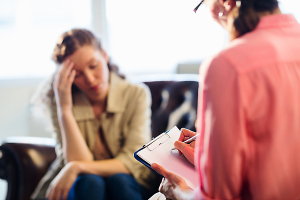 포토 JPG 해외이미지 응시 여자 40대 중년 실내 대화 들기 앉기 상반신 20대 성인 두명 앞모습 뒷모습 아웃포커스 소파 펜 두통 치료사 여자만 심리치료 심리상담 해외202105 해외포토 직업 시선 뷰포인트 의자 모션 촬영기법 말하기 사람 청년 내부 치료 필기구 질병 상담 심리 파일형식