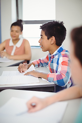 포토 JPG 해외이미지 학생 여학생 여자 교육 남자 남학생 벤치 통신 교실 학교 무선통신 친절 앉기 소년 사람없음 10대 책 캐주얼 학습 스터디 연필 공책 정보 기록 보호 집중 교과서 개발 사춘기 지능 혼혈 해외202105 해외포토 옷 어린이 컨셉 의자 모션 청소년 문구용품 학용품 교재 사람 필기구 다문화 파일형식