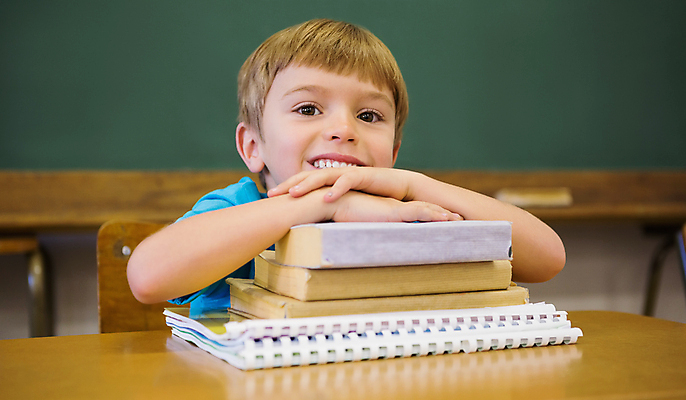 포토 JPG 해외이미지 백인 학생 응시 교육 남자 행복 어린이 교실 학교 수업 실내 초등학교 한명 앉기 소년 책 학습 쌓기 공책 기댐 칠판 유치원 책상 신학기 개발 초보 해외202105 해외포토 서양인 1 시선 감정 가구 모션 문구용품 사람 내부 파일형식